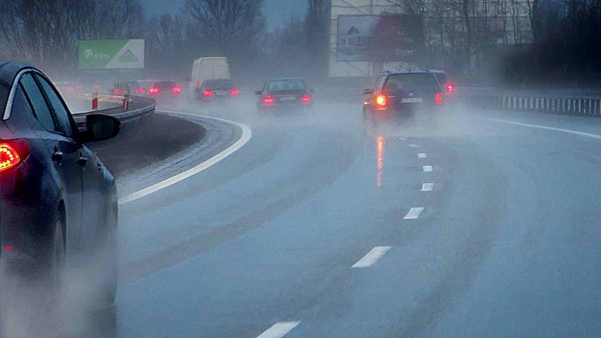 Na zimu automaticky zimní pneumatiky? Omyl! I ty nejlepší fungují v běžných podmínkách hůř než letní gumy